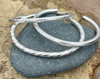 Brazalete con acabado retorcido, mate o martillado de plata pura 999 de una onza troy. Pulsera de lingotes en tu muñeca