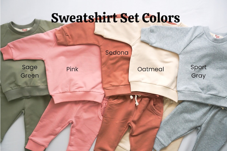 Pode incluir: Cinco conjuntos de moletom e cal&ccedil;as de moletom para beb&ecirc;s em diferentes cores. As cores s&atilde;o verde s&aacute;lvia, rosa, Sedona, aveia e cinza esportivo.