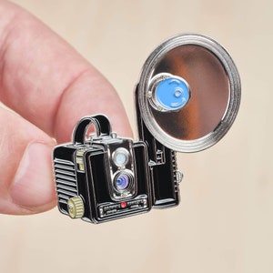 Kodak Brownie « Hawkeye » Caméra Émail Lapel Pin un cadeau parfait pour le photographe vintage format moyen filim.