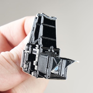 Film Photographer gift, Graflex Super D Large format, medium format 120 film Camera Enamel Pin Badge