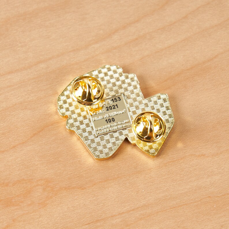 A great gift for the rangefinder fashion or wedding photographer in your life. Burger on Leica M6 Film Camera Enamel Lapel Pin gold plated