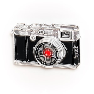 Fujifilm X100V X100 Digital Messsucher Kamera Anstecknadel Emaille Pin Chrom Silber Rot Objektiv Geschenk für Fotografen