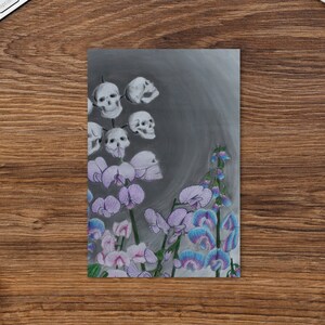 Sweet Pea Skulls" Postkarte - Goth Postkarte Pastel Goth Art Goth Fantasy Art Totenkopf Blumen Gothic Natur Blume Totenköpfe Blanko Postkarte