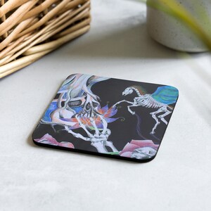 Könnte beinhalten: Ein schwarzer quadratischer Untersetzer mit einer farbenfrohen Illustration eines skelettartigen Pferdes mit Flügeln, einem Schädel und Blumen. Die Illustration ist in einem detaillierten, fast anatomischen Stil gehalten.