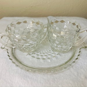 Set da tè in vetro cubista Fostoria vintage degli anni &#39;30 con piatto (Set da tè in vetro Fostoria vintage degli anni &#39;30 Set da tè in vetro cubo degli anni &#39;30 Set Fostoria)