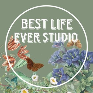 Peut inclure: Un cercle blanc avec le texte "BEST LIFE EVER STUDIO" en police blanche sans empattement. Le cercle est entour&eacute; d'un fond vert avec un motif floral compos&eacute; de tulipes rouges et orange, de fleurs bleues et violettes et de papillons bruns.