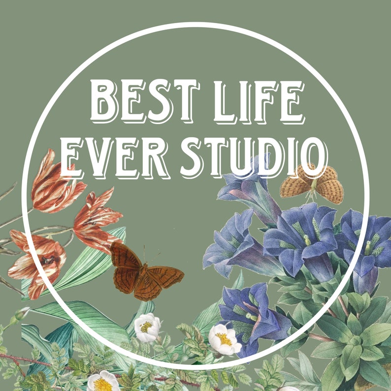 Peut inclure: Un cercle blanc avec le texte "BEST LIFE EVER STUDIO" en police blanche sans empattement. Le cercle est entour&eacute; d'un fond vert avec un motif floral compos&eacute; de tulipes rouges et orange, de fleurs bleues et violettes et de papillons bruns.