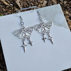 Silber Ton Mond Motte & Stern Ohrringe | Himmlische baumeln Schmuck | Kristall Akzent Ohrringe | Witchy Geschenk für Sie