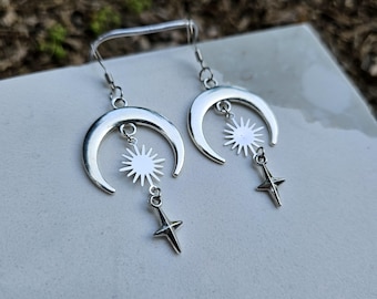 Pendientes de sol y luna en tono plateado: joyas de brujas celestiales