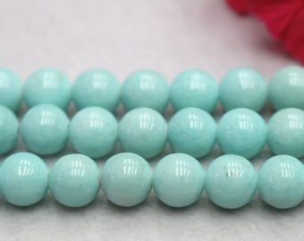 Peut inclure: Un brin de perles rondes et lisses de couleur turquoise. Les perles sont de taille uniforme et ont un léger éclat.