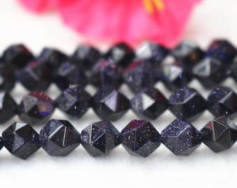 Pode incluir: Um fio de contas de pedra preciosa azul escuro em forma de estrela. As contas são facetadas e têm um acabamento brilhante e brilhante.