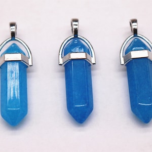 Könnte beinhalten: Drei blaue Kristall-Anhänger mit silbernen Metallfassungen. Die Anhänger sind spitz zulaufend und haben oben eine silberne Metallscharniere.