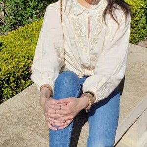 Camisa de algodón suave estilo francés de inspiración vintage. Camisa holgada. Blusa camisera estilo victoriano. Camisa bohemia de encaje neutro. Top romántico.