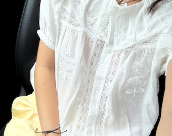 Top romantico casual in cotone con pieghe e occhielli. Top stravagante in stile cottage. Top boho in cotone bianco. Top in pizzo stile Prairie Wind. Top ricamato.