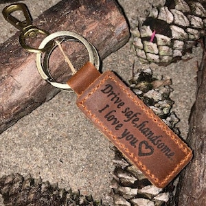 Personalisierte Schlüsselanhänger aus Leder. Kundenspezifisches Schlüsselband. Weihnachtsgeschenk. Personalisierter Schlüsselanhänger. Laser Graviertes Leder. Schlüsselanhänger Made in USA. Monogrammiert.