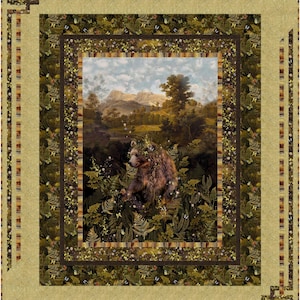 Op de afbeelding: Een bruine beer staat in een weelderig groen bos met een bergketen op de achtergrond. De beer is omringd door varens en ander gebladerte. De afbeelding is omlijst met een bruine en groene rand.