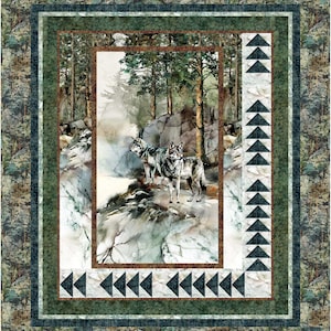 Pode incluir: Uma pintura em aquarela de dois lobos cinzentos em pé em um penhasco rochoso em um ambiente florestal. O fundo apresenta uma floresta nebulosa com árvores altas e um céu azul claro. A pintura é emoldurada com uma moldura verde e marrom.