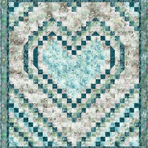 Puede incluir: Una colcha de color azul verdoso y blanco con un diseño en forma de corazón en el centro. El corazón está formado por cuadrados más pequeños y la colcha está rodeada por un borde de color azul verdoso y blanco.