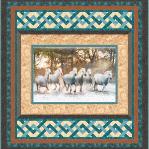 Può includere: Una fotografia incorniciata di un gruppo di cavalli bianchi che corrono attraverso un tratto d'acqua poco profondo. I cavalli si trovano in un ambiente boschivo con alberi e luce solare sullo sfondo. La cornice ha un bordo con un motivo marrone, arancione e blu.