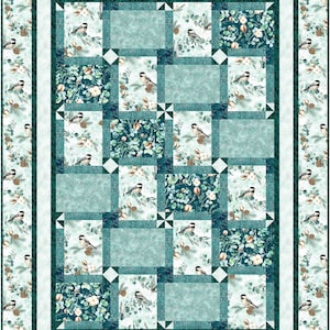 Puede incluir: Una colcha acolchada con un patrón repetido de pequeños pájaros, piñas y elementos florales en tonos turquesa, blanco y verde oscuro. La colcha tiene un diseño de bloque central con un borde del mismo patrón de pájaros y piñas.
