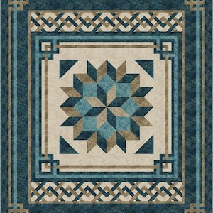 Peut inclure: Un tapis géométrique bleu et brun avec un motif en étoile au centre. Le tapis a une bordure avec un motif de nœud celtique.
