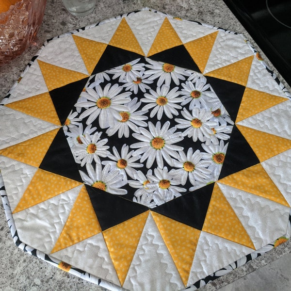 Sunburst quilt pattern table topper directions, easy, quick, The Fabric Addict