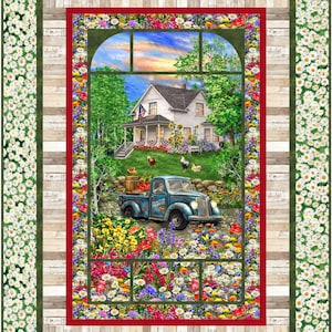 Puede incluir: Una camioneta vintage azul con una cama de madera llena de productos frescos pasa frente a una casa de campo blanca con una bandera estadounidense roja, blanca y azul. La camioneta está rodeada de un jardín de flores colorido con un marco de ventana de madera.