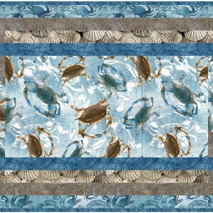 Może przedstawiać: Błękitny i brązowy bieżnik stołowy z niebiesko-brązową obwódką. Wzór przedstawia kraby i muszle.