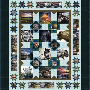 Op de afbeelding: Een patchworkquilt met een centraal ontwerp van dieren in het wild en natuurscènes, waaronder een kolibrie, een wolf en een bizon. De quilt heeft een lichtblauwe achtergrond met een bruine rand en stervormige accenten. De buitenrand is donkergroen.