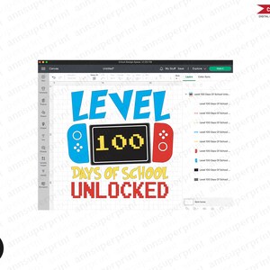 Op de afbeelding: Een digitaal ontwerp voor een viering van 100 dagen school. Het ontwerp bevat een blauwe en gele videogamecontroller met de tekst "Level 100 dagen school ontgrendeld".