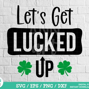 Könnte beinhalten: Schwarzweißgrafik mit dem Text "Let's Get Lucked Up" mit zwei grünen vierblättrigen Kleeblättern auf beiden Seiten des Wortes "Up".