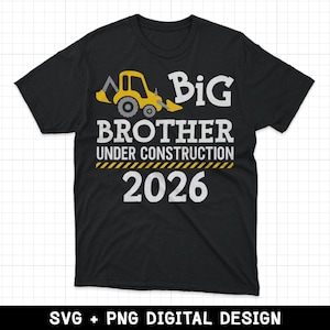 Puede incluir: Camiseta negra con un gráfico de vehículo de construcción amarillo y las palabras "Big Brother Under Construction 2026". El diseño incluye un borde a rayas amarillas y negras.