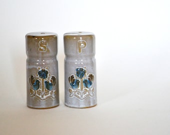 Saltshaker / peppershaker / 1970s / set / ceramics / blue / birdies / doves / Germany / vintage / design / mid century / modern kitchen