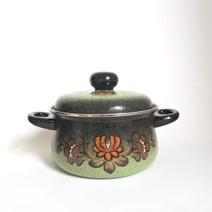 jaren 1970 Asta emaille als nieuwe kookpot pot met deksel emaille groen oranje bloemen decor ruimtetijdperk keuken prop voedsel blog pot met handvat MCM