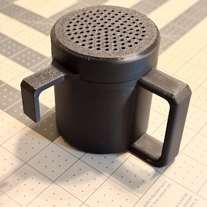 Cat litter deoderizer dispenser/shaker for side of litter box