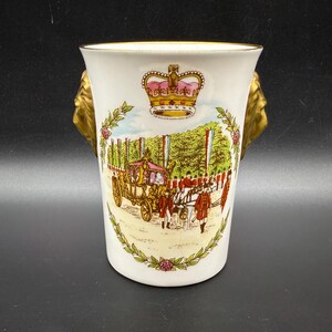 Vaso con forma de cabeza de león de Caverswall, 25.º aniversario de la coronación, porcelana de hueso, Inglaterra