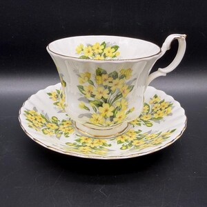 Op de afbeelding: Een set van drie keramische mokken met een gespikkelde, matte afwerking. De mokken zijn in crème, lichtgrijs en donkergrijs. Elke mok heeft een eenvoudig, minimalistisch ontwerp, perfect voor koffie of thee.