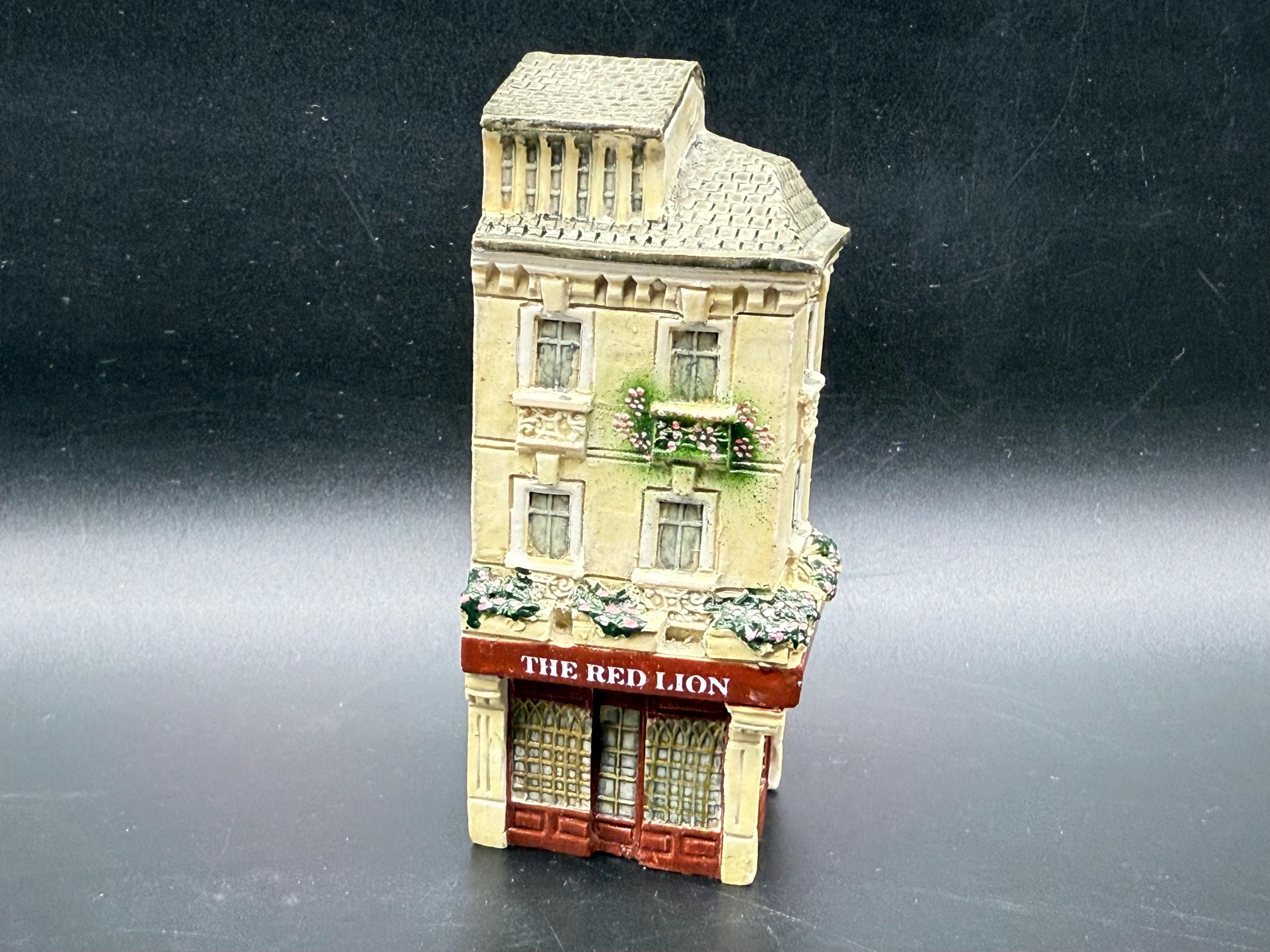 Lilliput Lane London Collection by Dominique Gault the Red Lion