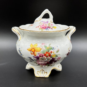 Hammersley Howard sprayar stor täckt syltburk med benporslin i England