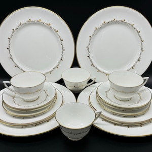 Royal Doulton Rondo 5 Piece Place Setting x 4 Bone China England 20 Pieces