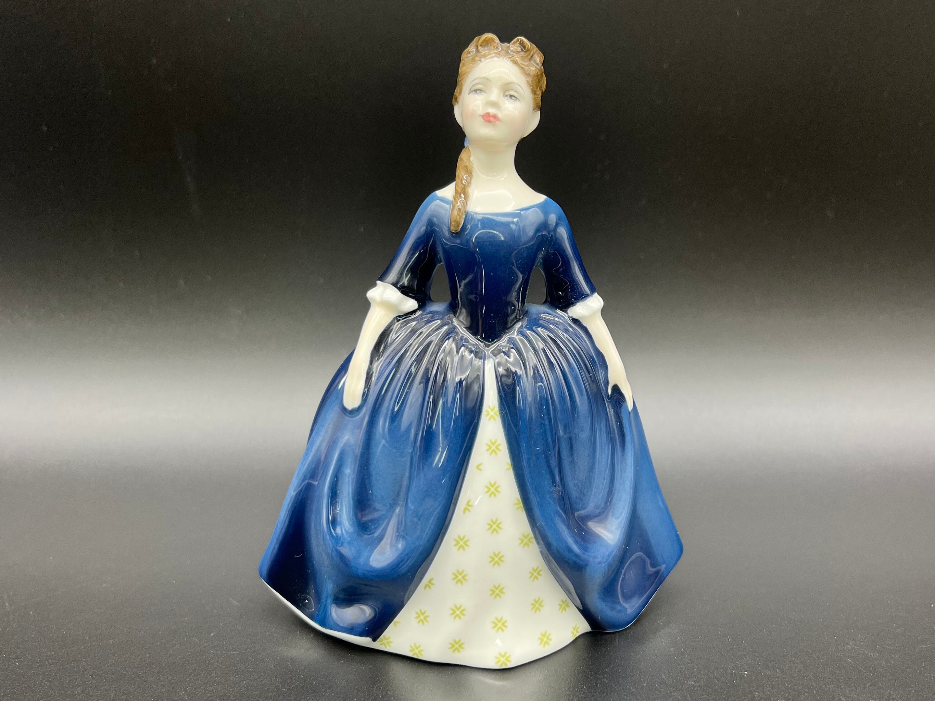 ロイヤルドルトン フュギリン Babie ROYAL DOULTON BARBIE BIRTHDAY WISHES FIGURINE - LIMITED