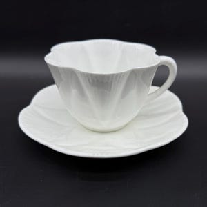 Conjunto de xícara e pires de chá branco Shelley Dainty Bone China Inglaterra