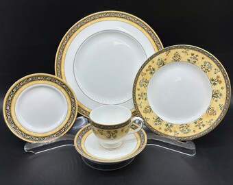 Wedgwood India 5 Pieces Place Setting Bone China England Mint Condition