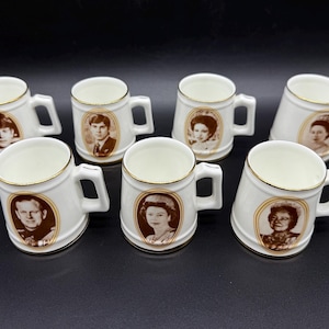 Tazas en miniatura de la familia real británica de Coronet Pottery (juego de 7) Inglaterra