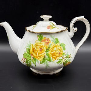 Royal Albert Tea Rose Medium Size Teapot (4 cups size) Bone China England
