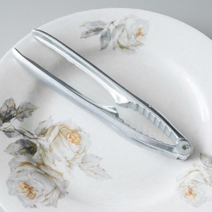 Cascanueces de aluminio desgastado, estilo vintage alemán, accesorio para fotos de comida. ¡LIQUIDACIÓN!
