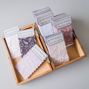 Voorbeeldkaart kant Stoflabel Swatch Junk journal Franse bladwijzer Verfraaiing Kortstondige