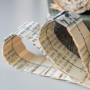 Rotolo di carta arricciata Invecchiato naturalmente Pagine di vecchi libri 4,9 piedi 1,5 m Diario di scarto Effimere Abbellimento Balze Tecnica mista