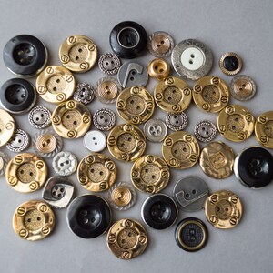 Geassorteerde plastic knopen 47 stuks Zilveren en gouden knopenmix