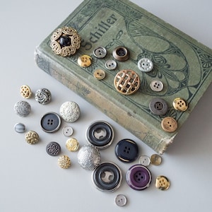 Kunststof knopenmix metallic decoratieve versieringen 33 stuks